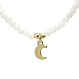 Collier de perles blanches avec pendentif croissant doré, évoquant intuition et féminité sacrée.