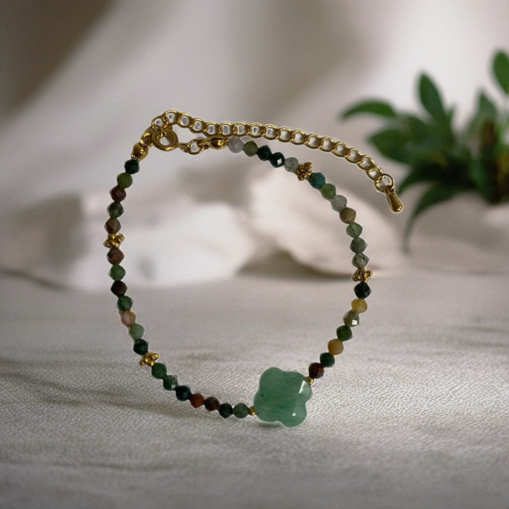 Bracelet émaillé Agate Indienne avec perles multicolores et une pierre en Aventurine verte en forme de fleur, sur fond neutre. Harmony et douceur.