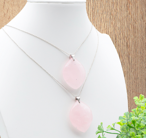 Pendentif Amoria – Quartz Rose, Pierre Plate Forme Libre - univers tibet