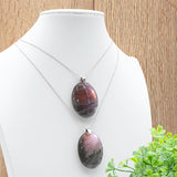 Pendentifs Auralis en labradorite violette naturelle, colliers à chaînes argentées avec deux pendentifs ovales superposés.