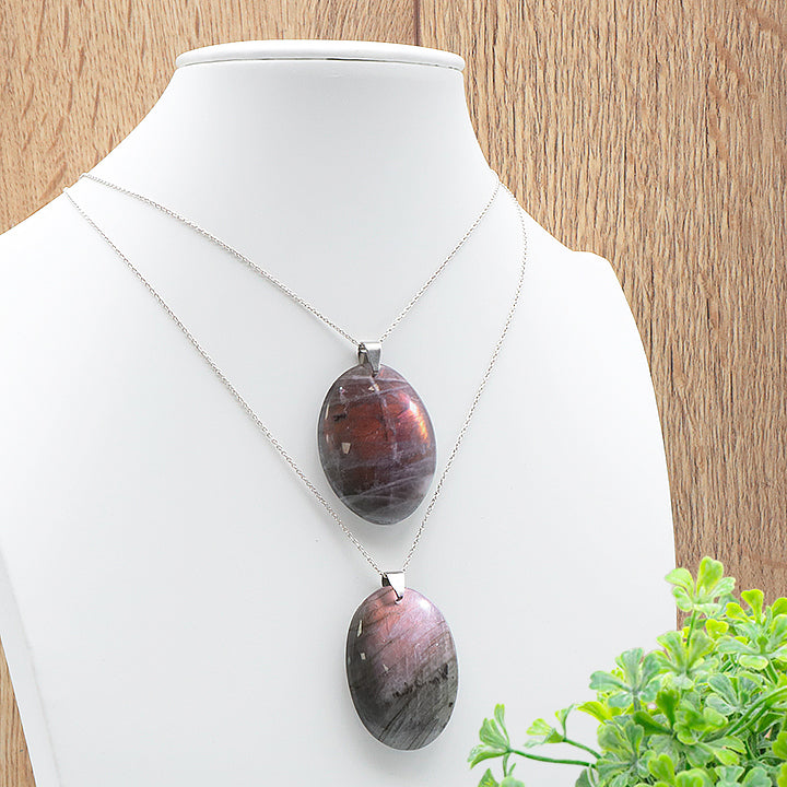 Pendentifs Auralis en labradorite violette naturelle, colliers à chaînes argentées avec deux pendentifs ovales superposés.