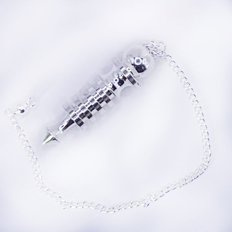 Bracelet argenté avec pendentif en forme de pendule ornementale, nommé Pendule de Thot, sur chaîne délicate.