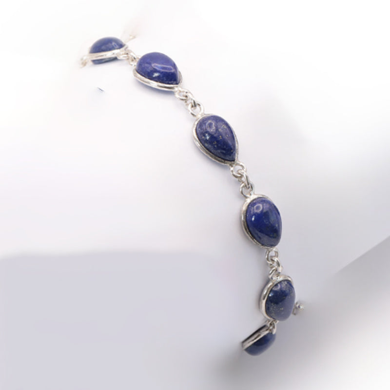 Bracelet orné de pierres lapis lazuli bleu électrique entourées d’argent 925, chaînon par chaînons. Bracelet Ciel des Anciens Lapis Lazuli & Argent 925.