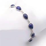 Bracelet orné de pierres lapis lazuli bleu électrique entourées d’argent 925, chaînon par chaînons. Bracelet Ciel des Anciens Lapis Lazuli & Argent 925.