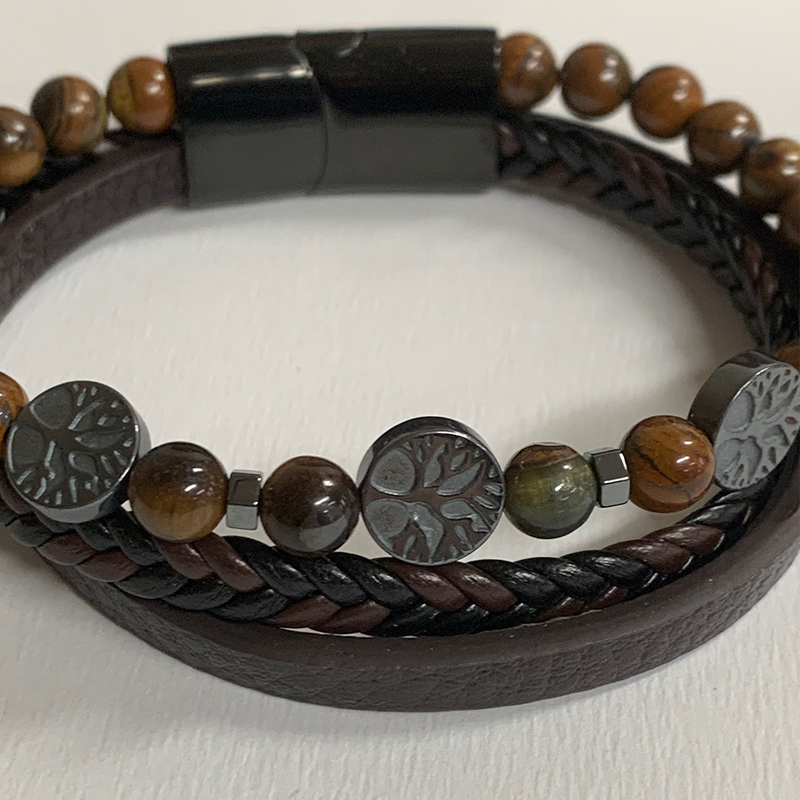 Bracelet chic en cuir torsadé et perles œil de tigre avec motifs arbre de vie gravés sur des rondelles métalliques gris, mélange sombre. Protections et force intérieure.