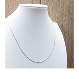 Chaîne Clarté Éternelle – Maille Épi en Argent 925 display sur supported mannequin, neutre et élégante.