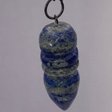 Pendule égyptien en lapis lazuli, pierre bleu-royal façonnée en forme conique suspendue à un anneau métallique.
