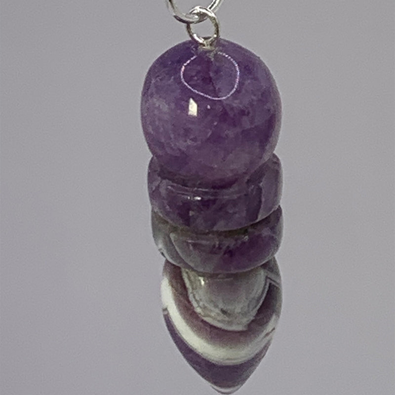 Pendule égyptien en Améthyste: perles violet—boule ronde au sommet et rangées lisses en dessous, suspendue par un anneau métallique.